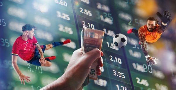 Futbolista en primer plano junto con mano con dinero y en el fondo números de apuestas representando las apuestas en eventos deportivos